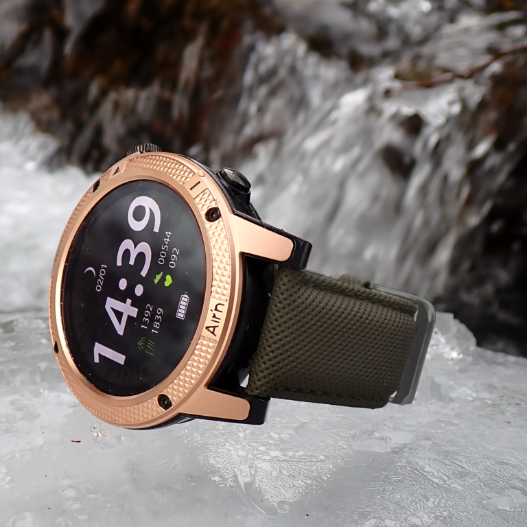 THEIA II Rose G sobre hielo y roca