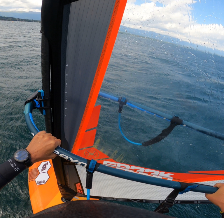 THEIA II en una muñeca que sujeta la botavara de un windsurf