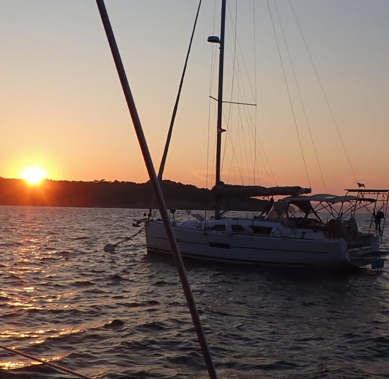 Velero al atardecer