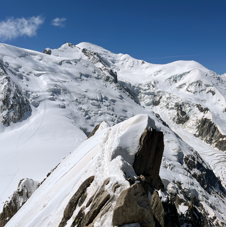 Arista de nieve en alta montaña